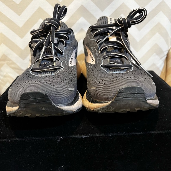 Brooks Ghost 13 size 9 gray and pink sneakers - Picture 2 of 9